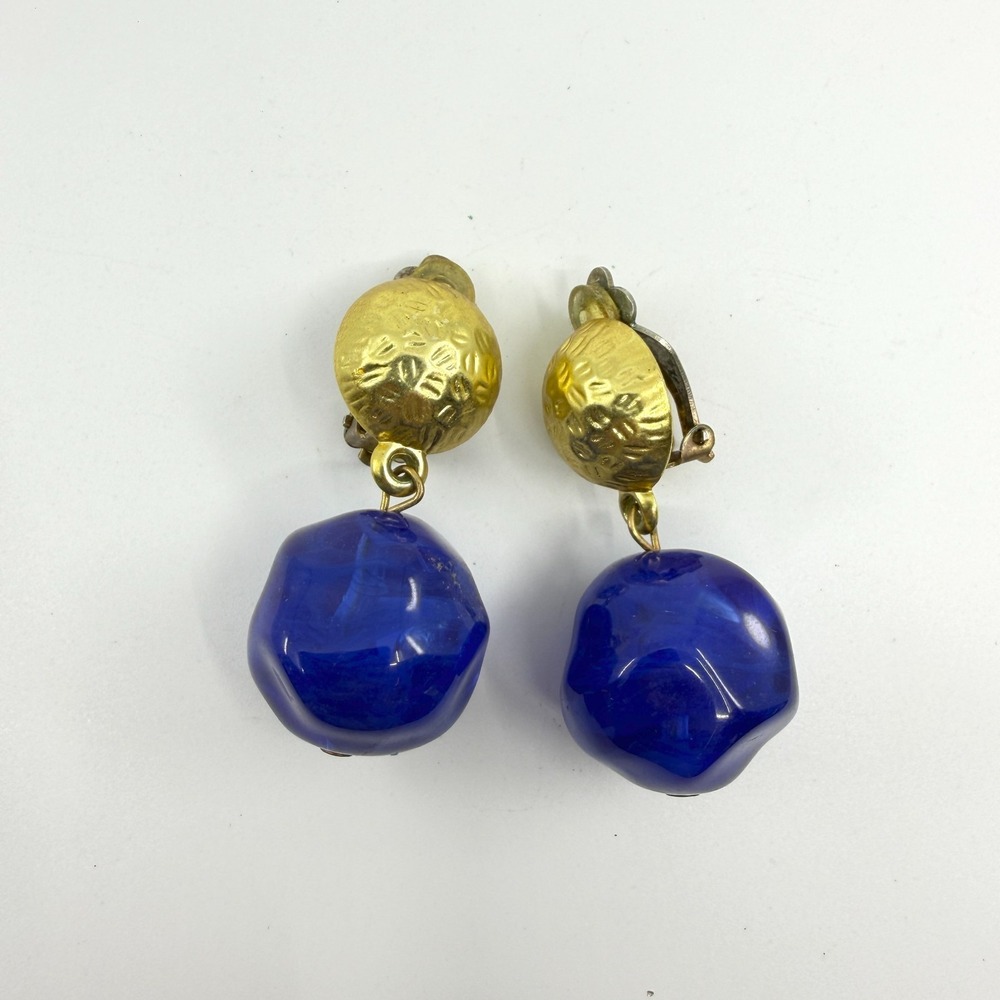 VTG Statement Gold Tone Hammered Clip On Earrings Deep Blue Chunky Resin Drops